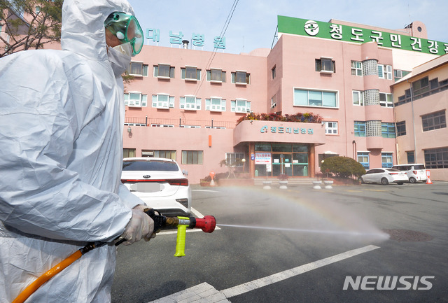 [청도=뉴시스] 이무열 기자 = 신종 코로나바이러스 감염증(코로나19)으로 국내 첫 사망자가 발생한 경북 청도군 대남병원을&nbsp; 21일 오후 질병관리본부 관계자들이 방역작업을 하고 있다. 2020.02.21.lmy@newsis.com