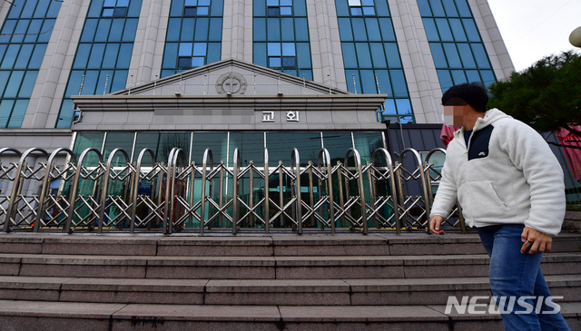 [광주=뉴시스] 류형근 기자 = 신천지 광주 신도 3명이 신종 코로나바이러스(코로나19)에 감염된 것으로 확인된 가운데 21일 오전 광주 남구 신천지 한 교회가 폐쇄돼 있다. 이곳은 대구 예배에 참석한 뒤 확진 판정을 받은 신도들이 다녔던 것으로 확인됐다. 2020.02.21.&nbsp; hgryu77@newsis.com