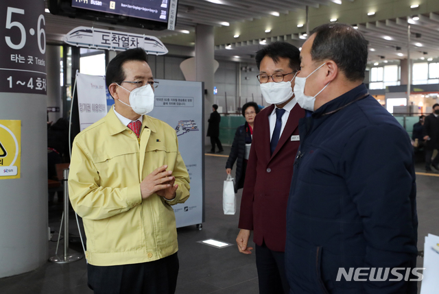 [서울=뉴시스]정순균 강남구청장이 21일 신종 코로나바이러스 감염증(코로나19)과 관련해 서울 강남구 수서역 SRT 운영 현장을 점검하고 있다. (사진=강남구 제공) 2020.02.21.  photo@newsis.com