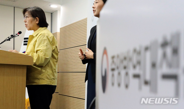 [청주=뉴시스]강종민 기자 = 정은경 중앙방역대책본부장(질병관리본부장)이 21일 오후 충북 청주 질병관리본부에서 신종 코로나바이러스 감염증(코로나19) 국내 발생 현황에 대해 브리핑하고 있다. 2020.02.21. ppkjm@newsis.com