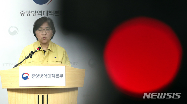 [청주=뉴시스]강종민 기자 = 정은경 중앙방역대책본부장(질병관리본부장)이 21일 오후 충북 청주 질병관리본부에서 신종 코로나바이러스 감염증(코로나19) 국내 발생 현황에 대해 브리핑하고 있다. 2020.02.21.&nbsp; ppkjm@newsis.com