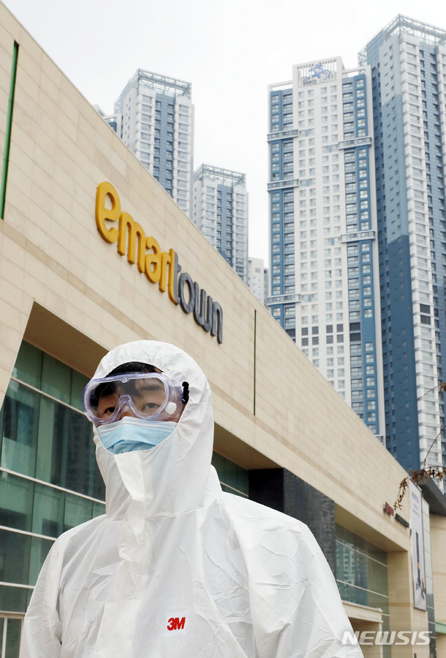 "장사를 못한다"…코로나에 우는 유통·외식·여행