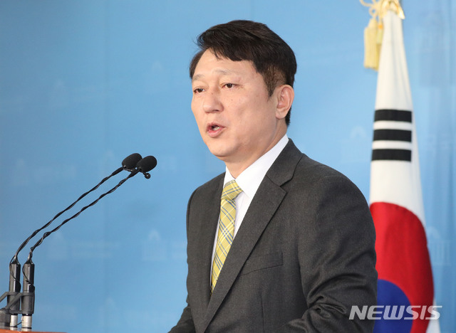 [서울=뉴시스] 김진아 기자 = 최재성 더불어민주당 의원이 21일 서울 여의도 국회 정론관에서 대외무역법 관련 일본 수출규제 철회 촉구를 하고 있다. 2020.02.21. bluesoda@newsis.com