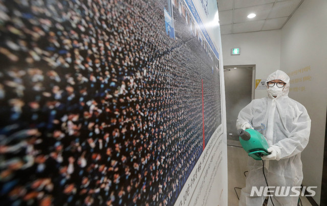 [서울=뉴시스]김병문 기자 = 박원순 서울시장이 신종 코로나바이러스 감염증(코로나19) 확산 방지를 위해 서울소재 신천지교회를 폐쇄하겠다고 밝힌 21일 오후 서울 서대문구 신천지예수교 서대문시온교회에서 방역업체 직원이 방역을 하고 있다. 2020.02.21.&nbsp; dadazon@newsis.com