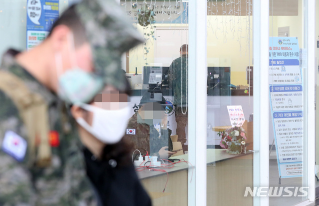 [서울=뉴시스]전신 기자 = 국방부가 신종 코로나바이러스 감염증(코로나19) 확산 방지를 위해 오는 22일 부터 전 장병의 휴가, 외출, 외박, 면회를 통제하는 가운데 21일 서울역에서 군 장병들이 TMO에서 대기하고 있다. 2020.02.21.&nbsp; photo1006@newsis.com