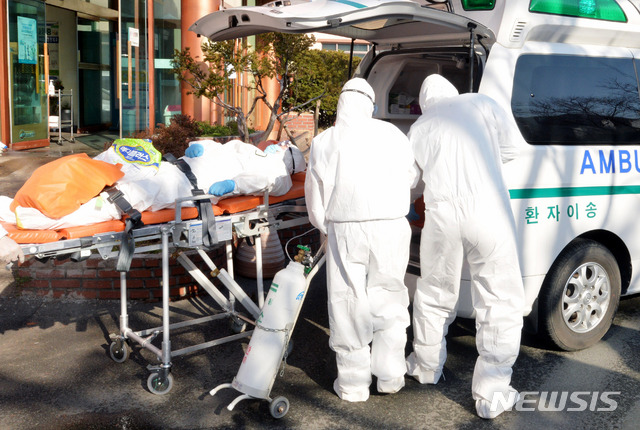 [청도=뉴시스] 이무열 기자 = 신종 코로나바이러스 감염증(코로나19)으로 국내 첫 사망자가 발생한 곳으로 알려진 21일 오후 경북 청도군 대남병원에서 질병관리본부 관계자들이 코로나19 의심 환자를 이송하고 있다. 2020.02.21.lmy@newsis.com