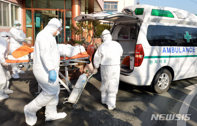 [청도=뉴시스] 이무열 기자 = 신종 코로나바이러스 감염증(코로나19)으로 국내 첫 사망자가 발생한 곳으로 알려진 21일 오후 경북 청도군 대남병원에서 질병관리본부 관계자들이 코로나19 의심 환자를 이송하고 있다. 2020.02.21. lmy@newsis.com