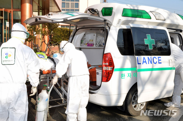 [청도=뉴시스] 이무열 기자 = 신종 코로나바이러스 감염증(코로나19)으로 국내 첫 사망자가 발생한 곳으로 알려진 21일 오후 경북 청도군 대남병원에서 질병관리본부 관계자들이 코로나19 의심 환자를 이송하고 있다. 2020.02.21.lmy@newsis.com