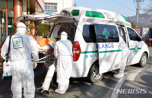 [청도=뉴시스] 이무열 기자 = 신종 코로나바이러스 감염증(코로나19)으로 국내 첫 사망자가 발생한 곳으로 알려진 21일 오후 경북 청도군 대남병원에서 질병관리본부 관계자들이 코로나19 의심 환자를 이송하고 있다. 2020.02.21.lmy@newsis.com