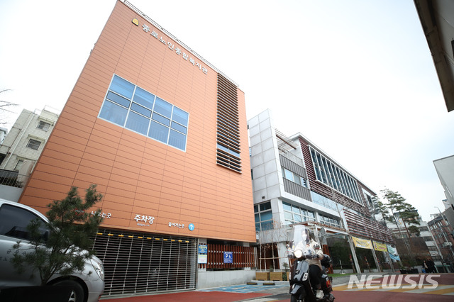 [서울=뉴시스]박미소 기자 = 다수의 신종 코로나 바이러스 감염증(코로나19) 확진환자가 다녀가 폐쇄된 서울 종로구 종로노인종합복지관 앞을 지난달 21일 오후 한 시민이 지나가고 있다. 5일 기저질환이 없는 고령자가 사망하자 전문가들은 시설 중심으로 적극적인 모니터링이 필요하다고 조언했다. 2020.02.21. misocamera@newsis.com