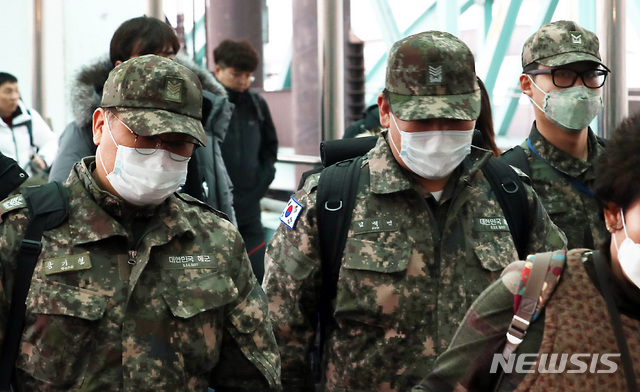 [인천=뉴시스] 이종철 기자 = 국방부가 내일부터 전 장병의 휴가와 외출을 금지한 가운데 21일 오후 인천시 중구 인천항연안여객터미널에서 마스크를 쓴 군장병이 백령도에서 입항하는 여객선으로 들어오고 있다. 2020.02.21.jc4321@newsis.com