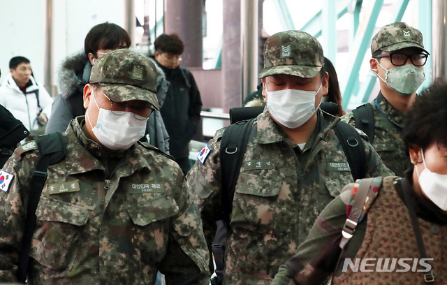 [인천=뉴시스] 이종철 기자 = 국방부가 내일부터 전 장병의 휴가와 외출을 금지한 가운데 21일 오후 인천시 중구 인천항연안여객터미널에서 마스크를 쓴 군장병이 백령도에서 입항하는 여객선으로 들어오고 있다. 2020.02.21.jc4321@newsis.com