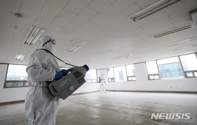 [서울=뉴시스] 고범준 기자 = 서울 서초구에서 신종 코로나바이러스 감염증(코로나19) 확진자가 처음으로 발생한 21일 오후 방역관계자들이 서울의 한 신천지 서울센터가 입주해 있던 건물에서 예방차원에서 방역작업을 하고 있다. 이 확진자는 지난 12일 대구 신천지 교회에 참석했던 것으로 확인되었으며 현재 국가지정병원인 국립중앙의료원으로 이송됐다. 2020.02.21. bjko@newsis.com