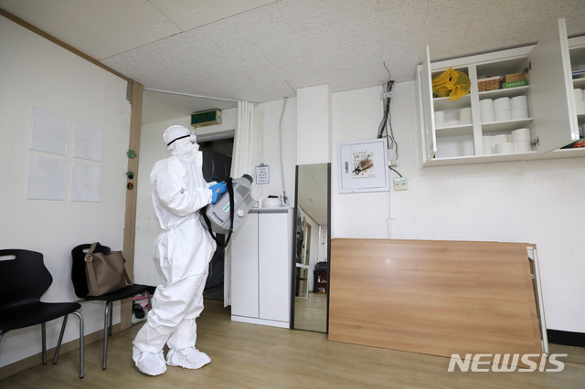 [서울=뉴시스] 고범준 기자 = 서울 서초구에서 신종 코로나바이러스 감염증(코로나19) 확진자가 처음으로 발생한 21일 오후 서울의 한 신천지 서울센터에서 방역관계자들이 예방차원에서 방역작업을 하고 있다. 이 확진자는 지난 12일 대구 신천지 교회에 참석했던 것으로 확인되었으며 현재 국가지정병원인 국립중앙의료원으로 이송됐다. 2020.02.21.&nbsp; bjko@newsis.com