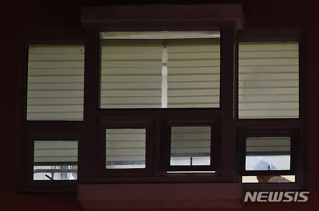 [청도=뉴시스] 이무열 기자 = 지난 21일 오후 경북 청도군 대남병원에서 창밖으로 환자가 보이고 있다. 2020.02.21.lmy@newsis.com