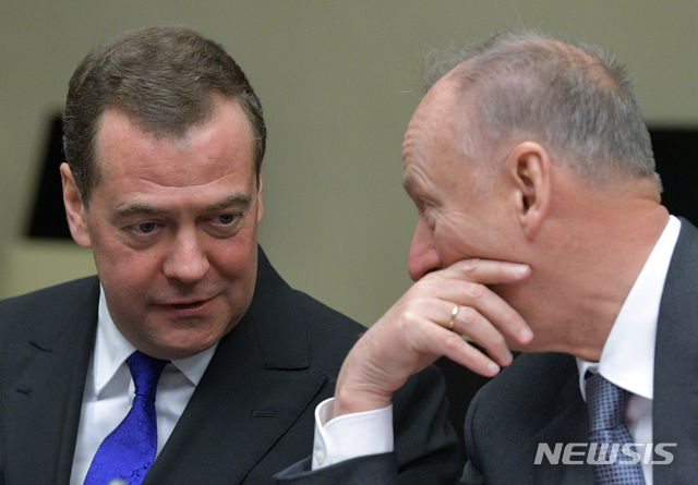 [모스크바=AP/뉴시스] 드미트리 메드베데프 러시아 국가안보회의 부의장은 14일(현지시간) 핀란드와 스웨덴이 나토에 가입할 경우 발트해에 핵무기를 배치하고 병력을 증강할 것이라고 경고했다. 사진은 메드베데프(왼쪽) 부의장이 지난 2020년 2월 러시아 모스크바에서 국가안보회의 의장의 의견을 듣는 모습. 2022.04.15