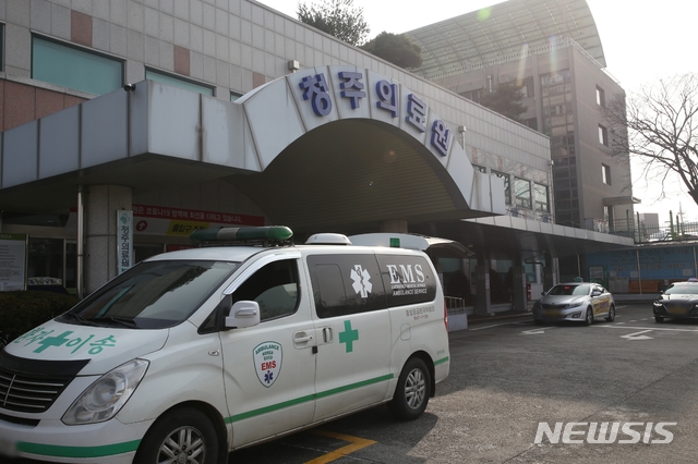 [청주=뉴시스] 조성현 기자= 22일 전북에 사는 코로나19 확진자와 접촉한 충북 청주 시민 2명이 이날 오전 확진 판정을 받고 청주의료원 음압병실에 격리돼 있다. 사진은 청주의료원 사진. 2020.02.22. jsh0128@newsos.com