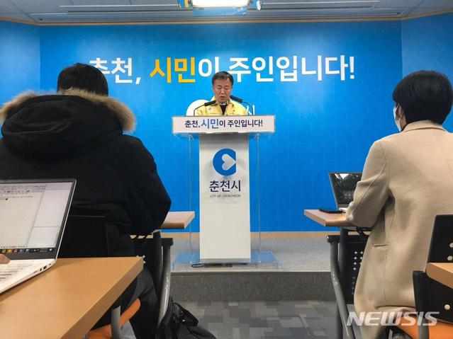 [춘천=뉴시스] 김경목 기자 = 이재수 춘천시장이 22일 오전 강원 춘천시 춘천시청 브리핑룸에서 신종 코로나바이러스 감염증(코로나19) 확진 환자 2명 발생과 관련 브리핑을 하고 있다. 2020.02.22. photo31＠newsis.com