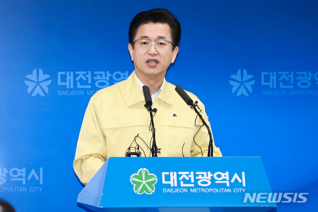 [대전=뉴시스]조명휘 기자 = 허태정 대전시장이 22일 시청 브리핑룸에서 첫 신종 코로나바이러스 감염증(코로나19) 확진자가 발생 내용을 설명하고 있다. (사진= 대전시 제공). 2020.02.22.&nbsp; photo@newsis.com 