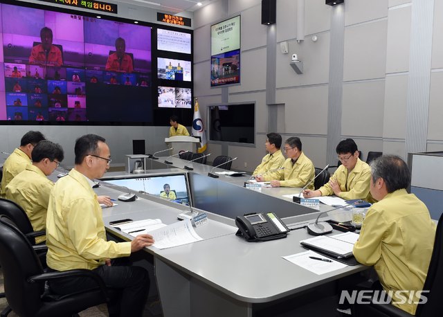 [세종=뉴시스] 김계조 행정안전부 재난안전관리본부장이 22일 오전 서울 종로구 정부서울청사 중앙재난안전상황실 서울상황센터에서 '신종 코로나바이러스 감염증(코로나19) 확산 대비상황 지자체 관계관 긴급대책 점검 영상회의'를 주재하고 있다. 2020.02.22. (사진= 행안부 제공)
