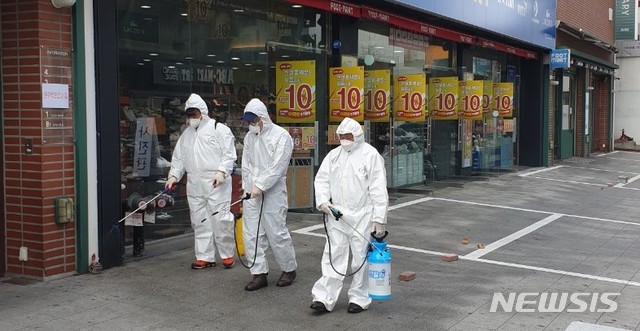 [대전=뉴시스] 대전 중구보건소 직원들이 22일 코로나19 확진자의 이동경로를 따라 긴급 집중방역을 벌이고 있다. (사진= 대전 중구청 제공). 2020.02.22.&nbsp; photo@newsis.com&nbsp;&nbsp; 