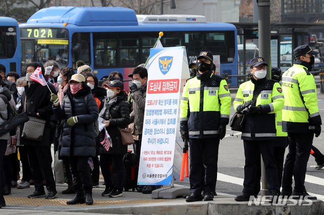 [서울=뉴시스]이윤청 기자 = 신종 코로나바이러스 감염증(코로나19) 확산 우려에 따라 서울시가 광화문광장 등에 대한 집회·시위 금지 조치를 밝힌 가운데 22일 서울 광화문광장 일대에 집회 금지 안내문이 설치되어 있다. 2020.02.22. radiohead@newsis.com