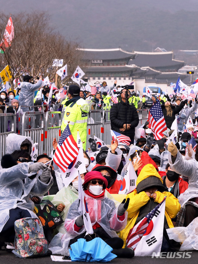 [서울=뉴시스]이윤청 기자 = 신종 코로나바이러스 감염증(코로나19) 확산 우려에 따라 서울시가 광화문광장 등에 대한 집회·시위 금지 조치를 밝힌 가운데 22일 서울 광화문광장 일대에서 정부 규탄 집회를 강행하고 있다. 2020.02.22. radiohead@newsis.com