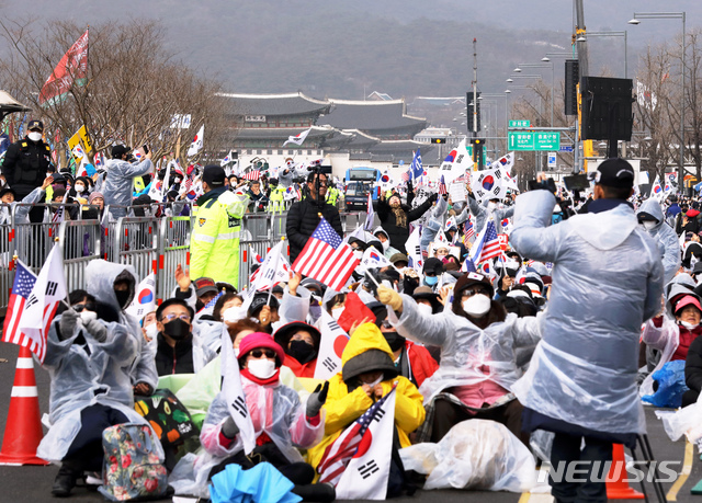 [서울=뉴시스]이윤청 기자 = 신종 코로나바이러스 감염증(코로나19) 확산 우려에 따라 서울시가 광화문광장 등에 대한 집회·시위 금지 조치를 밝힌 가운데 지난 22일 서울 광화문광장 일대에서 정부 규탄 집회를 강행하고 있다. 2020.02.22. radiohead@newsis.com
