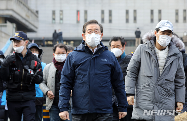 [서울=뉴시스]이윤청 기자 = 서울시가 신종 코로나바이러스 감염증(코로나19) 확산 방지를 위해 도심내 집회를 금지한 가운데 박원순 서울시장이 22일 오후 서울 광화문광장에서 도심 대규모 집회 금지와 관련한 현장안내를 위해 이동하고 있다. 2020.02.22. radiohead@newsis.com