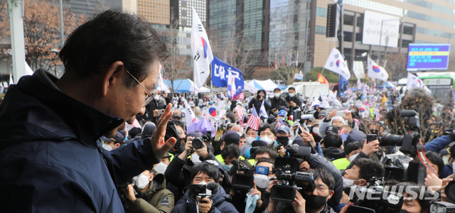 [서울=뉴시스]이윤청 기자 = 서울시가 신종 코로나바이러스 감염증(코로나19) 확산 방지를 위해 도심내 집회를 금지한 가운데 박원순 서울시장이 22일 오후 서울 광화문광장에서 도심 대규모 집회 금지와 관련한 현장안내를 하고 있다. 2020.02.22. photo@newsis.com