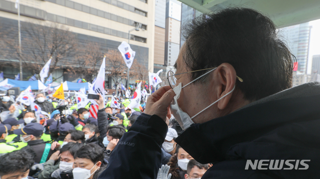 [서울=뉴시스]이윤청 기자 = 서울시가 신종 코로나바이러스 감염증(코로나19) 확산 방지를 위해 도심내 집회를 금지한 가운데 박원순 서울시장이 22일 오후 서울 광화문광장에서 도심 대규모 집회 금지와 관련한 현장안내를 하고 있다. 2020.02.22. photo@newsis.com