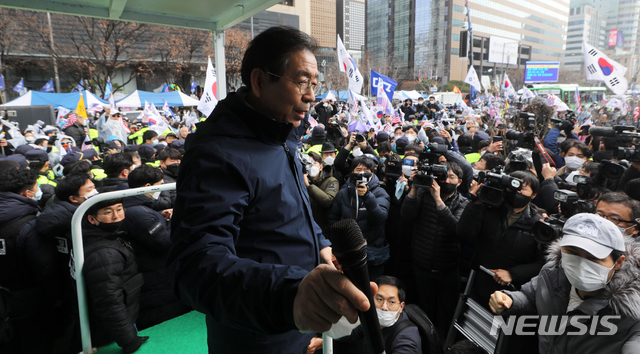 [서울=뉴시스]이윤청 기자 = 서울시가 신종 코로나바이러스 감염증(코로나19) 확산 방지를 위해 도심내 집회를 금지한 가운데 박원순 서울시장이 22일 오후 서울 광화문광장에서 도심 대규모 집회 금지와 관련한 현장안내를 하고 있다. 2020.02.22. photo@newsis.com