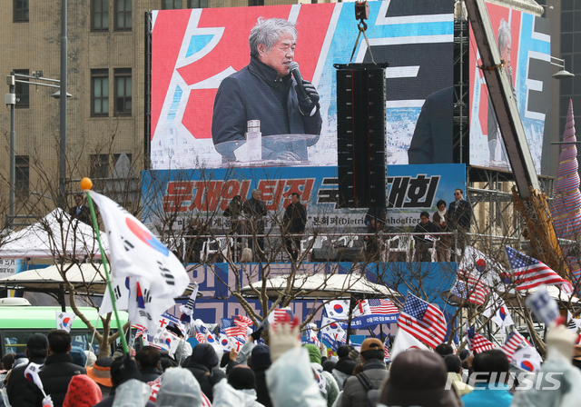[서울=뉴시스]이윤청 기자 = 서울시가 신종 코로나바이러스 감염증(코로나19) 확산 방지를 위해 도심내 집회를 금지한 가운데 한국기독교총연합회(한기총) 대표회장 전광훈 목사가 22일 오후 서울 광화문광장에서 열린 정부 규탄 집회에서 발언하고 있다. 2020.02.22.&nbsp; radiohead@newsis.com 
