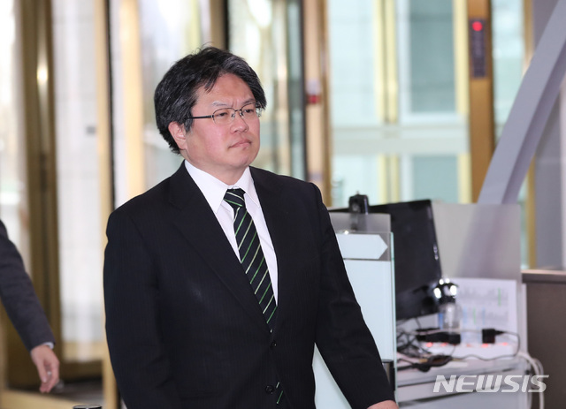 [서울=뉴시스] 전진환 기자 = 소마 히로히사 주한 일본대사관 총괄공사가 22일 오후 일본이 다케시마(독도)의 날 행사를 진행한 것과 관련해 우리 외교부의 입장을 전달 받기 위해 서울 종로구 외교부로 초치되고 있다. 2020.02.22.&nbsp;&nbsp;&nbsp;&nbsp;&nbsp;&nbsp; amin2@newsis.com