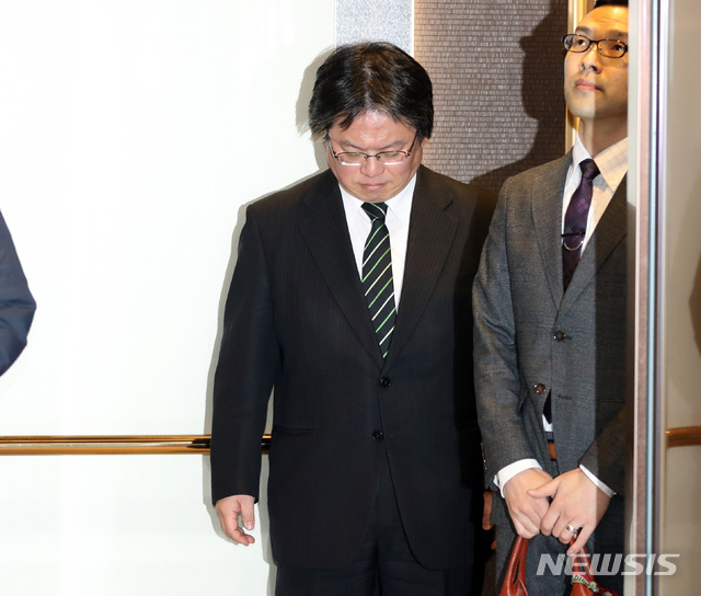 [서울=뉴시스] 전진환 기자 = 소마 히로히사 주한 일본대사관 총괄공사가 22일 오후 일본이 다케시마(독도)의 날 행사를 진행한 것과 관련해 우리 외교부의 입장을 전달 받기 위해 서울 종로구 외교부로 초치되고 있다. 2020.02.22.&nbsp;&nbsp;&nbsp;&nbsp;&nbsp;&nbsp; amin2@newsis.com