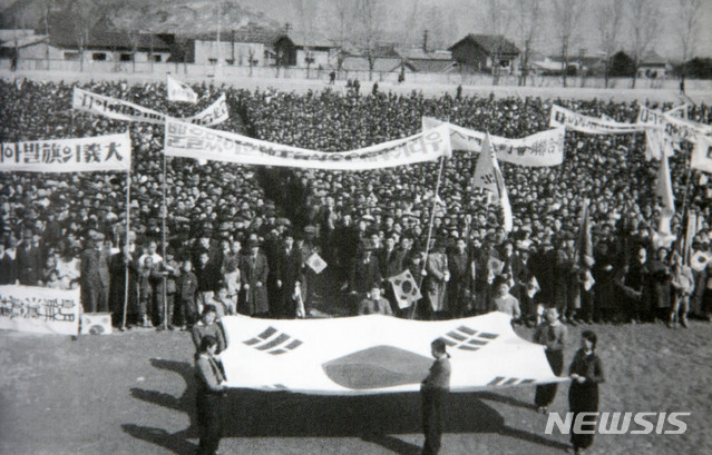 [서울=뉴시스] 1946년 1월 12일 서울운동장에서 반탁국민총동원위원회 주최로 ‘신탁통치반대국민대회’가 열리고 있다. (사진=미디어한국학 제공) 2020.02.23. photo@newsis.com
