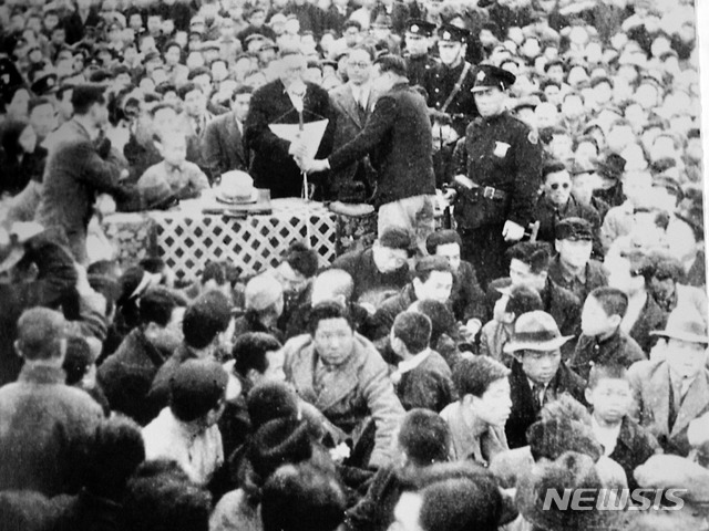 [서울=뉴시스] 1945년 12월 31일 임시정부 측 주도로 서울운동장에서 열린 ‘탁치반대국민총동원시위대회’에서 김구 주석이 연설하고 있다. (사진=미디어한국학 제공) 2020.02.23. photo@newsis.com