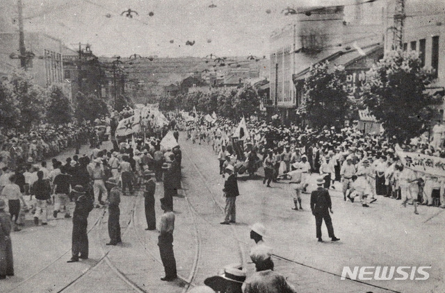 [서울=뉴시스] 1946년 3월 1일 해방 후 처음 열리는 3.1절 기념행사를 우익진영은 남산공원 광장에서, 좌익진영은 파고다공원에서 각각 개최했다. 사진은 남산공원에서 기념행사를 마친 참가자들(오른쪽)과 파고다공원에서 기념행사를 마친 참가자들(왼쪽)이 서로 다른 방향으로 서울 시내를 행진하고 있는 모습이다. 신탁통치문제로 갈라진 좌우진영의 상황을 잘 보여준다. (사진=미디어한국학 제공) 2020.02.23. photo@newsis.com