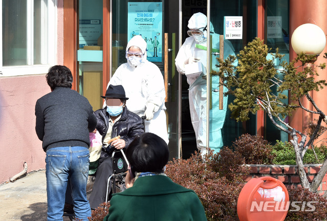 [청도=뉴시스] 이무열 기자 = 신종 코로나바이러스 감염증(코로나19) 확진자가 다수 발생한 경북 청도군 대남병원에서 22일 오후 일반 환자들이 집으로 돌아가고 있다. 2020.02.22. lmy@newsis.com