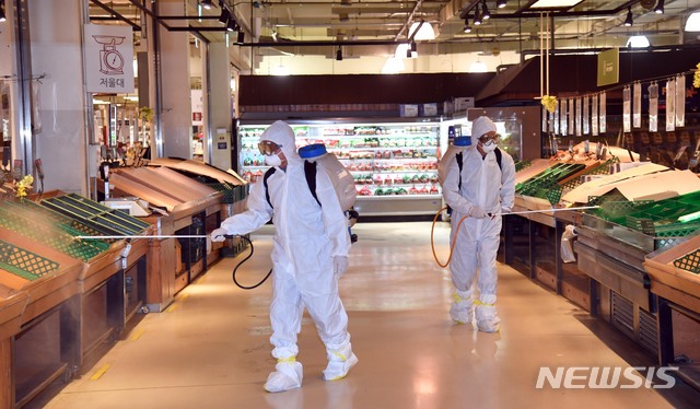 [부산=뉴시스] 하경민 기자 = 신종 코로나바이러스 감염증(코로나19) 확진환자가 방문한 것으로 파악된 부산 동래구 메가마트 동래점이 일시 휴점에 들어간 22일 오후 동래구 보건소 관계자들이 매장에 대한 방역을 하고 있다. 메가마트 의무휴업일인 오는 23일까지 영업을 중단하고 대대적인 방역을 실시할 계획이다. 2020.02.22. yulnetphoto@newsis.com