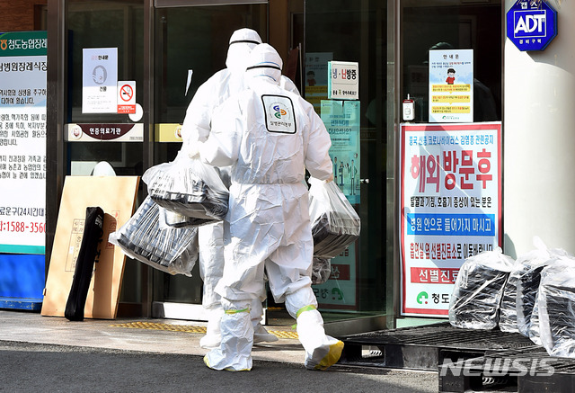 [청도=뉴시스] 이무열 기자 = 신종 코로나바이러스 감염증(코로나19) 확진자가 다수 발생한 22일 오후 경북 청도군 대남병원에서 의료진이 도시락을 옮기고 있다. 2020.02.22.lmy@newsis.com