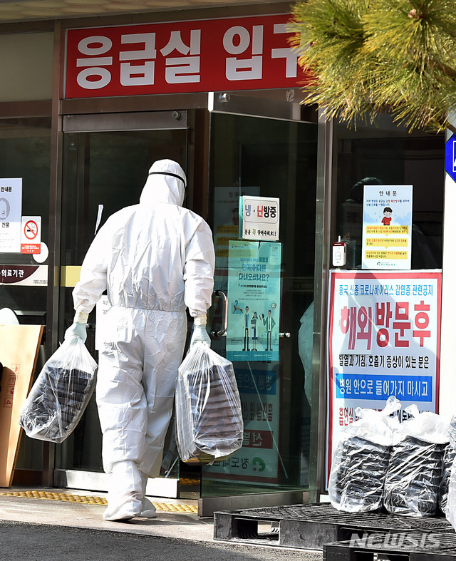[청도=뉴시스] 이무열 기자 = 신종 코로나바이러스 감염증(코로나19) 확진자가 다수 발생한 22일 오후 경북 청도군 대남병원에서 의료진이 도시락을 옮기고 있다. 2020.02.22.lmy@newsis.com