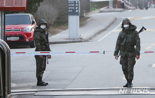[강릉=뉴시스]김경목 기자 = 22일 강원도 양양 부대에서 첫 번째 신종 코로나바이러스 감염증(코로나19) 확진 육군 상근예비역 병사(병장)이 나온 가운데 국군강릉병원 위병들이 강릉시 주문진읍 국군강릉병원 위병소에서 마스크를 쓴 채 근무를 서고 있다. 확진자의 거주지는 속초시다. 2020.02.22.photo31＠newsis.com