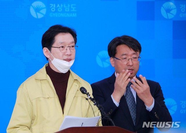 [창원=뉴시스] 홍정명 기자=김경수 경남도지사가 지난 22일 오후 도청 프레스센터에서 '코로나19' 경남 확진자와 관련 브리핑을 하고 있다.(사진=경남도 제공) 2020.02.23. photo@newsis.com