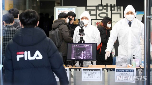 [서울=뉴시스]김선웅 기자 = 제55회 공인회계사(CPA) 1차시험이 열린 23일 서울 성동구 한양대학교에 위치한 시험장에서 코로나 19 확산 방지를 위해 마스크를 쓰고 방호복을 입은 관계자들이 응시생들의 발열 체크를 하고 있다. 2020.02.23. mangusta@newsis.com