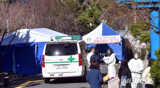 [부산=뉴시스] 하경민 기자 = 부산지역에서 신종 코로나바이러스 감염증(코로나19) 확진환자가 무더기로 발생한 23일 오전 부산 해운대구 보건소에 마련된 선별진료소를 찾은 시민들이 상담을 받고 있다. 2020.02.23. yulnetphoto@newsis.com