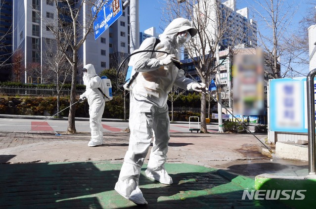 [부산=뉴시스] 하경민 기자 = 부산지역에서 신종 코로나바이러스 감염증(코로나19) 확진환자가 무더기로 발생한 23일 오전 부산 해운대구의 한 아파트 상가에서 보건소 관계자들이 방역작업을 하고 있다. 이날 부산의 코로나19 확진환자 수는 총 16명이다. 2020.02.23. yulnetphoto@newsis.com