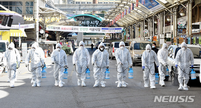 [대구=뉴시스] 이무열 기자 = 신종 코로나바이러스 감염증(코로나19)이 확산되고 있는 23일 오후 대구 중구 서문시장에서 코로나19 여파로 임시휴업을 한 상가연합회 관계자들이 방역작업을 하고 있다. 2020.02.23.lmy@newsis.com