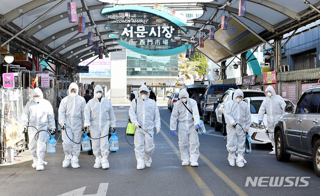 [대구=뉴시스] 이무열 기자 = 신종 코로나바이러스 감염증(코로나19)이 확산되고 있는 23일 오후 대구 중구 서문시장에서 코로나19 여파로 임시휴업을 한 상가연합회 관계자들이 방역작업을 하고 있다. 2020.02.23.lmy@newsis.com