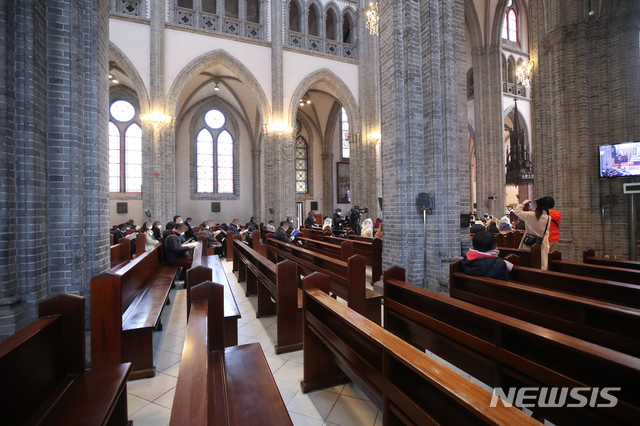 [서울=뉴시스] 조수정 기자 = 신종 코로나 바이러스 감염증(코로나 19)가 전국적으로 확산세를 보이는 가운데 23일 명동성당에서 열린 미사에서 많은 좌석이 비어 있다. 명동성당은 코로나 19 확산을 막기 위해 신도들에게 '마스크를 착용해도 된다' 등 예방 수칙을 적은 안내문과 손소독제 등을 비치하고 있다. 안내를 담당하는 한 관계자는 "주일(미사)에는 원래 이렇게 자리가 비어있지 않다. 코로나 이후 많이 줄었다"고 답했다. 2020.02.23.&nbsp; chocrystal@newsis.com